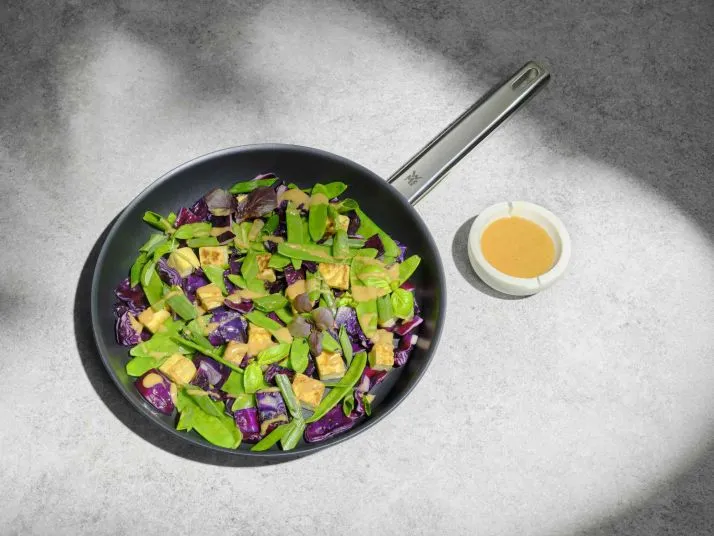 Smażone tofu z sosem satay z orzechami ziemnymi