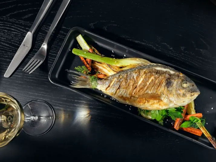 Dorada po śródziemnomorsku z zielonymi szparagami z ziołami