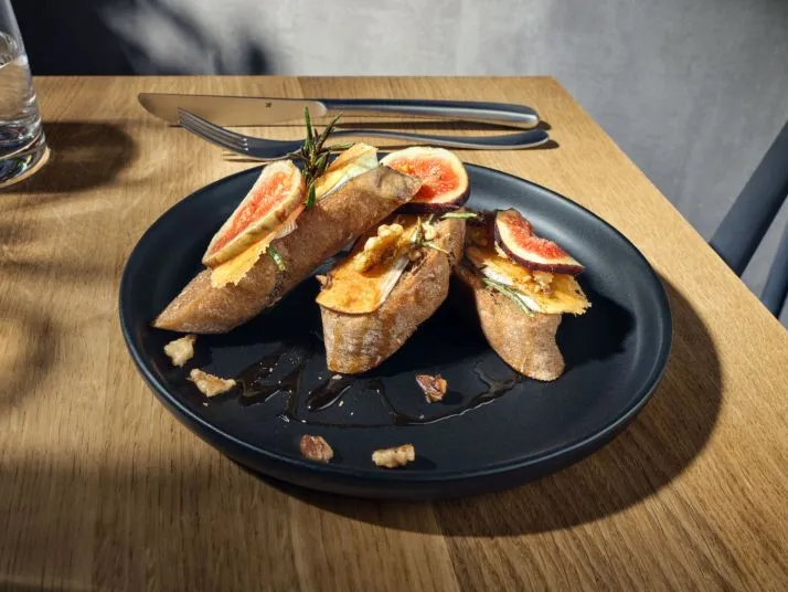 Kanapki z figami i serem kozim w miodzie