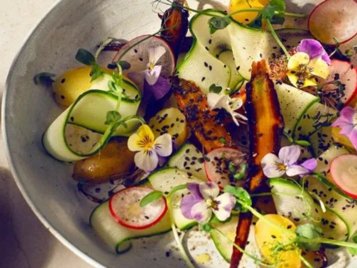 Sałatka z glazurowaną marchewką