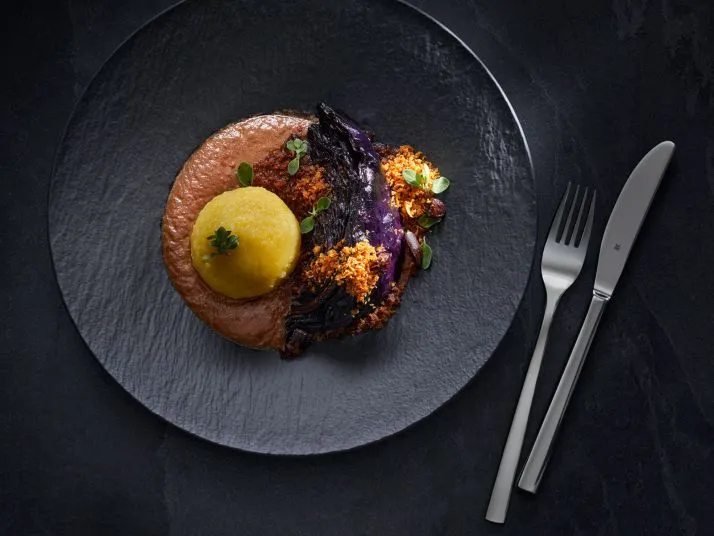 Duszona czerwona kapusta i kluski ziemniaczane z bułką tartą