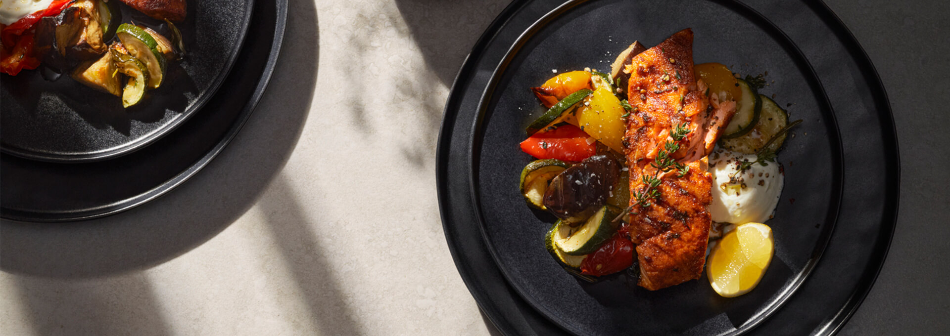 Grillowany łosoś z warzywami i kawałkami cytryny