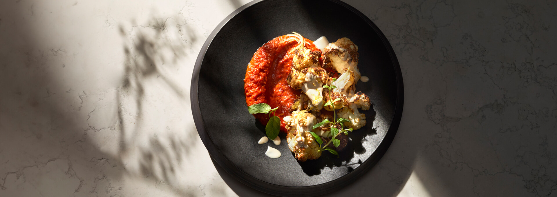 Pieczony kalafior z sosem romesco i cytrynową tahini