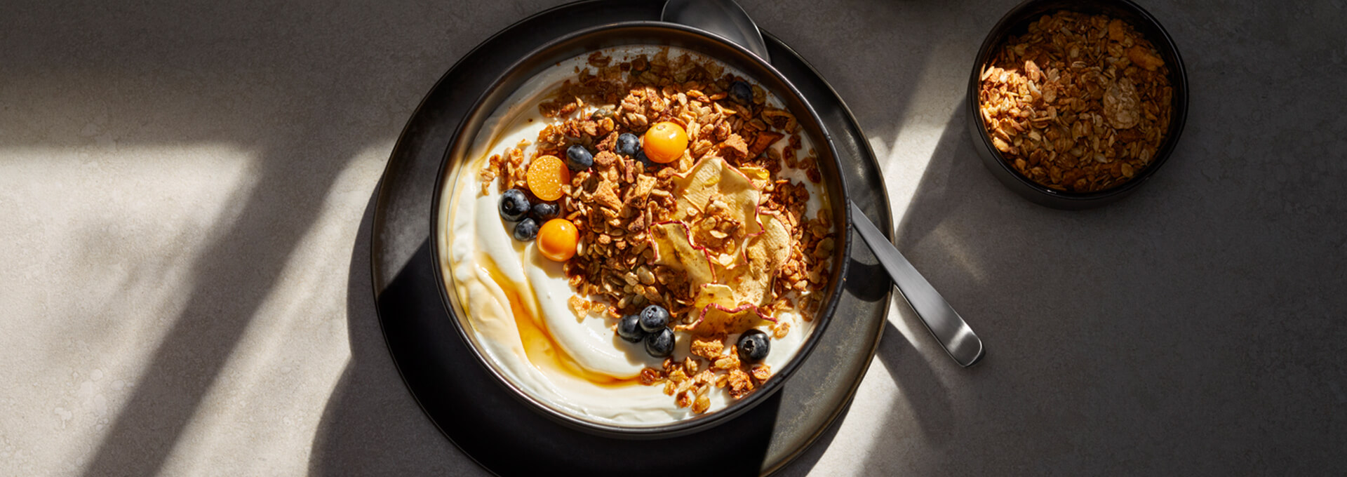 Chrupiąca jabłkowo-cynamonowa granola