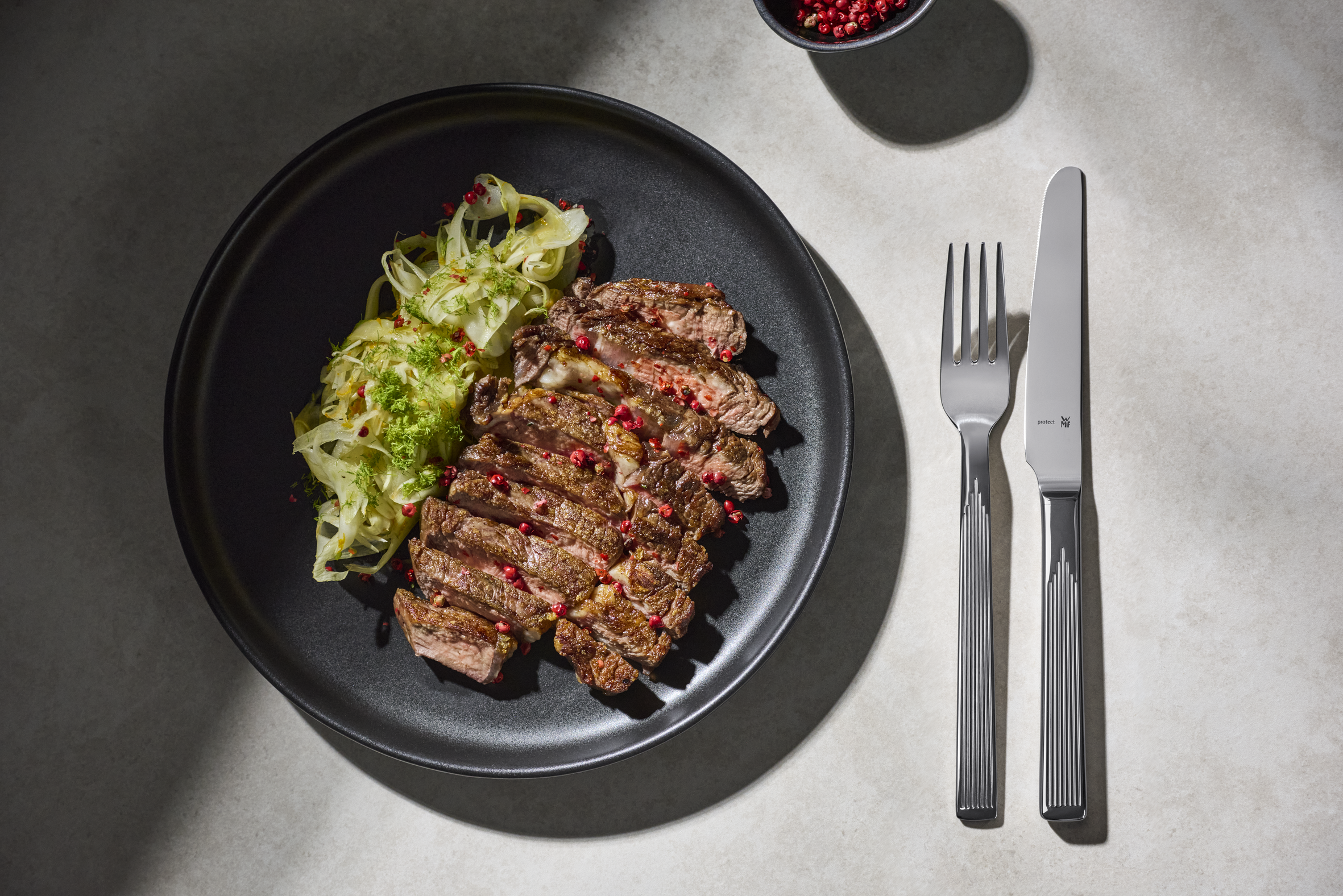 Antrykot z sałatką pomarańczowo-koperkową i różowym pieprzem